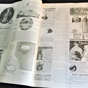 Op de afbeelding: Een vintage tijdschriftpagina met advertenties voor Minerva Yarns, Hygeia-flesjes, Hinds Honey and Almond Cream en andere producten. De pagina bevat illustraties van vrouwen en baby's, en tekst die de woorden "Leer muziek thuis!" en "Gebruik deze smalle fles niet" bevat.