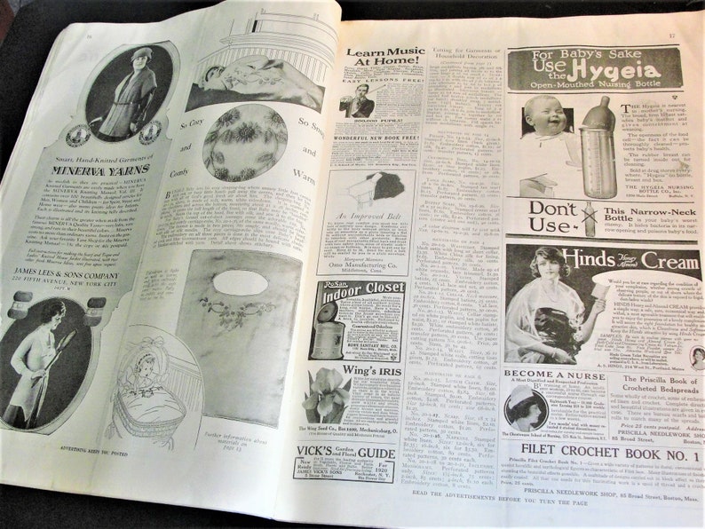 Op de afbeelding: Een vintage tijdschriftpagina met advertenties voor Minerva Yarns, Hygeia-flesjes, Hinds Honey and Almond Cream en andere producten. De pagina bevat illustraties van vrouwen en baby's, en tekst die de woorden "Leer muziek thuis!" en "Gebruik deze smalle fles niet" bevat.