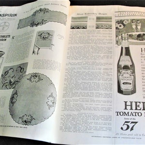 Op de afbeelding: Een vintage tijdschrift advertentie voor Heinz Tomatenketchup. De advertentie toont een fles Heinz Tomatenketchup met de tekst "Heinz Tomato Ketchup" en "Some of the 57" gedrukt op het etiket. De advertentie bevat ook een lijst met andere Heinz-producten, waaronder azijn, spaghetti, gebakken bonen en gehakt.