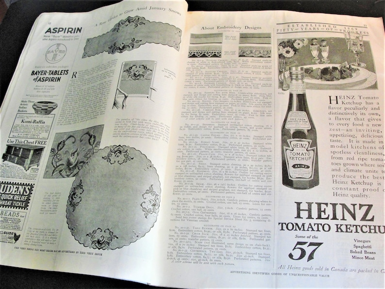 Op de afbeelding: Een vintage tijdschrift advertentie voor Heinz Tomatenketchup. De advertentie toont een fles Heinz Tomatenketchup met de tekst "Heinz Tomato Ketchup" en "Some of the 57" gedrukt op het etiket. De advertentie bevat ook een lijst met andere Heinz-producten, waaronder azijn, spaghetti, gebakken bonen en gehakt.