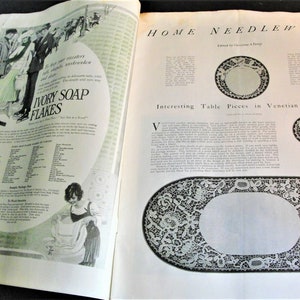 Op de afbeelding: Een tijdschriftpagina met een vintage advertentie voor Ivory Soap Flakes en een artikel over "Interessante tafelstukken in Venetiaanse haakwerk". Het artikel bevat een zwart-witte illustratie van een gehaakte ovale tafelrunner met een delicaat bloemenontwerp.