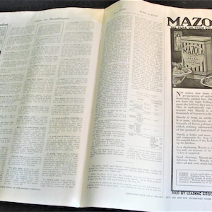 Op de afbeelding: Een vintage tijdschrift advertentie voor Mazola Ma&iuml;solie. De advertentie toont een blik Mazola Salade en Kookolie met een gestreept ontwerp. De tekst luidt "Mazola, De Pure Olie van Gouden Ma&iuml;s". De advertentie bevat ook een beschrijving van de voordelen van het product, waaronder de zuiverheid, de volledigheid en de veelzijdigheid.