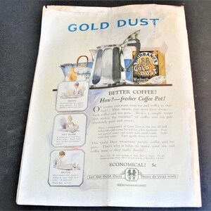 Op de afbeelding: Een vintage advertentie voor Gold Dust waspoeder, met een vrouw in een witte jurk die een koffiepot vasthoudt. De advertentie promoot het vermogen van het product om koffie en thee beter en schoner te laten smaken. De tekst luidt "Betere koffie? Hoe? - Een frissere koffiepot!" en "Laat de Gold Dust tweelingen het werk doen."