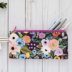 Estuche con cremallera para lápices o bolígrafos con diseño floral de Rifle Paper Co. Estuche con cremallera para fiestas en el jardín de Orchard en color burdeos. Regalo para amigos. Estuche organizador con cremallera. Estuche para lápices