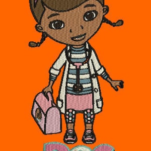 Può includere: Un'illustrazione di cartone animato di Doc McStuffins, una giovane dottoressa con la pelle marrone, che indossa una fascia rosa, un camice bianco e uno stetoscopio. Tiene una borsa medica rosa e sorride. Il testo "DOC McStuffins" è scritto sotto di lei in un carattere colorato.