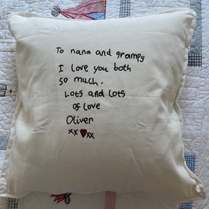 Peut inclure: Oreiller blanc avec un texte manuscrit noir qui dit "To nana and grampy I love you both so much. Lots and lots of love Oliver xx &hearts; xx"
