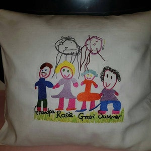 Peut inclure: Un oreiller blanc avec des dessins brod&eacute;s color&eacute;s de personnages en b&acirc;ton et les noms "Grandpa, Rosie, Grosi, Summer".