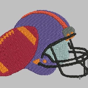 Peut inclure: Casque de football américain violet et orange avec un ballon de football rouge et orange attaché sur le côté.