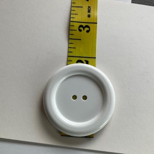 Vit extra stor knapp med 2 hål, 3,75 cm rund, upphöjd kant
