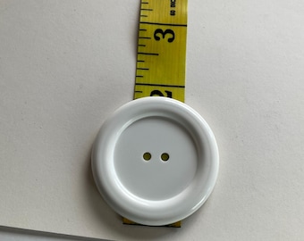 Botón blanco extra grande de 2 orificios, borde elevado redondo de 1-3/4"