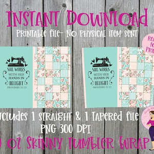 Op de afbeelding: Printbaar ontwerp voor een 20 oz skinny tumbler wrap met een naaimachine en de quote "Zij werkt met haar handen in vreugde, Spreuken 31:13". Het ontwerp is in patchwork-stijl met roze en blauwe bloemenpatronen.