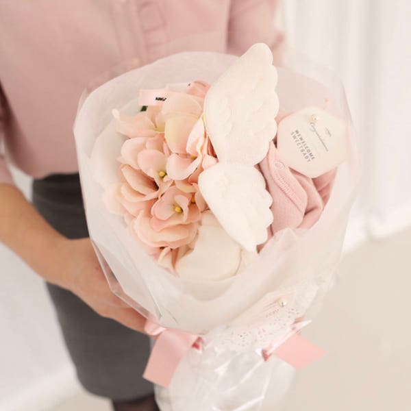 Angel Wings Kleidung Bouquet rosa / erwarten Mama Geschenk Korb / Baby-Dusche für ein Baby-Mädchen / Neugeborene neue Mutter Krankenhaus einzigartiges Geschenk