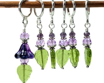 Fleur de verre lavande et violette avec marqueurs de point feuille pour tricot/crochet. Coffret de marqueurs de point, sac d'articles de toilette en soie en option