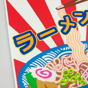 Pu&ograve; includere: Un'illustrazione colorata di una ciotola di ramen con bacchette. La ciotola &egrave; rosa con un bordo blu e un motivo bianco e blu. I noodles sono gialli e bianchi, e c'&egrave; un vortice rosa in cima. Il testo "ラーメン" &egrave; scritto in caratteri giapponesi.