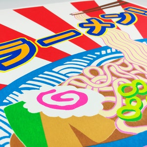 Pu&ograve; includere: Un'illustrazione colorata di una ciotola di ramen con uno sfondo a strisce rosso e bianco. Il testo "Ramen" &egrave; scritto in caratteri giapponesi nell'angolo in alto a destra dell'immagine.