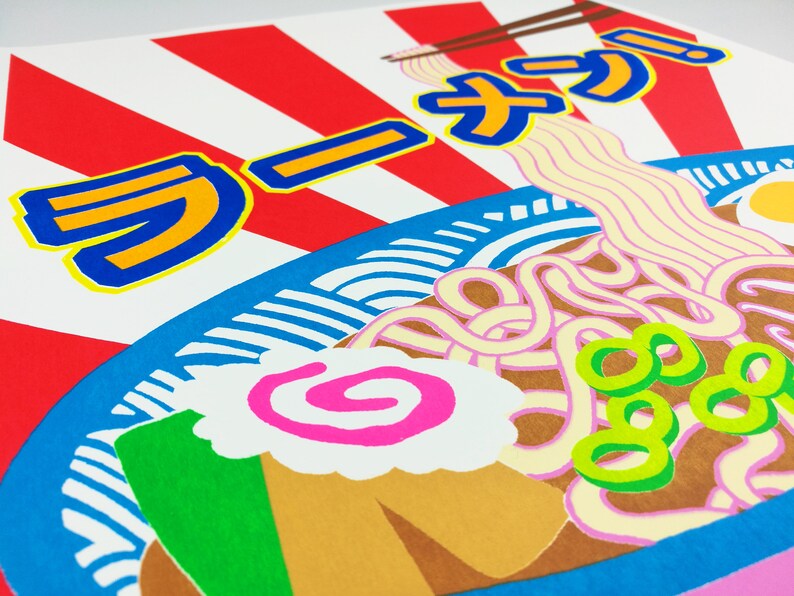Pu&ograve; includere: Un'illustrazione colorata di una ciotola di ramen con uno sfondo a strisce rosso e bianco. Il testo "Ramen" &egrave; scritto in caratteri giapponesi nell'angolo in alto a destra dell'immagine.