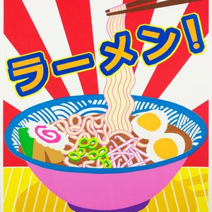 Pu&ograve; includere: Una ciotola rosa di ramen con noodles, un vortice rosa, cipolle verdi e due uova gialle. La ciotola &egrave; su una superficie a strisce gialle e bianche. La parola "ラーメン" &egrave; scritta in lettere blu e gialle su uno sfondo a strisce rosse e bianche.