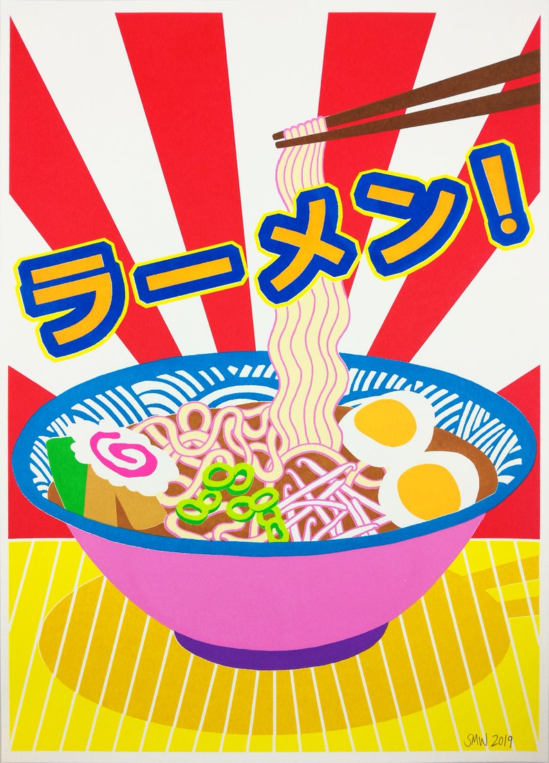 Pu&ograve; includere: Una ciotola rosa di ramen con noodles, un vortice rosa, cipolle verdi e due uova gialle. La ciotola &egrave; su una superficie a strisce gialle e bianche. La parola "ラーメン" &egrave; scritta in lettere blu e gialle su uno sfondo a strisce rosse e bianche.
