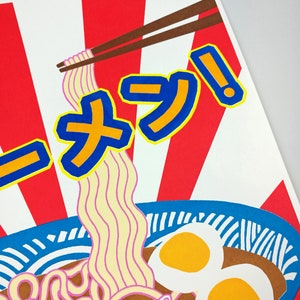 Pu&ograve; includere: Un'illustrazione colorata di una ciotola di ramen con bacchette, due uova e cipolle verdi. La ciotola &egrave; blu e bianca con uno sfondo a strisce rosso e bianco. Il testo "ラーメン!" &egrave; scritto in caratteri giapponesi.