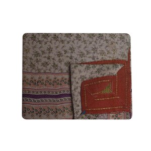 Pode incluir: Uma colcha kantha com um padr&atilde;o floral em tons de marrom, roxo e rosa. A colcha est&aacute; dobrada ao meio, revelando uma borda bordada em vermelho e dourado.