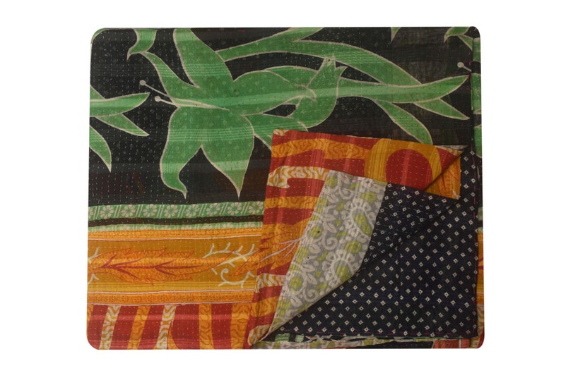 K&ouml;nnte beinhalten: Eine mehrfarbige Kantha-Steppdecke mit schwarzem Hintergrund und einem gr&uuml;nen Blumenmuster. Die Decke ist aus recycelten Saris gefertigt und ein traditionelles indisches Handwerk.