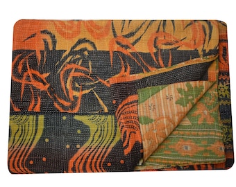 Puede incluir: Un edredón reversible cosido a mano con un diseño abstracto vibrante. El edredón presenta patrones naranjas, negros y verdes. El reverso tiene un diseño a rayas y floral. Este textil es adecuado para una cama o como manta decorativa.