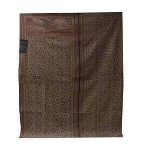 Pode incluir: Uma colcha kantha marrom e bege com um padr&atilde;o floral. A colcha tem uma borda azul escura e um pequeno design intrincado no canto superior esquerdo.