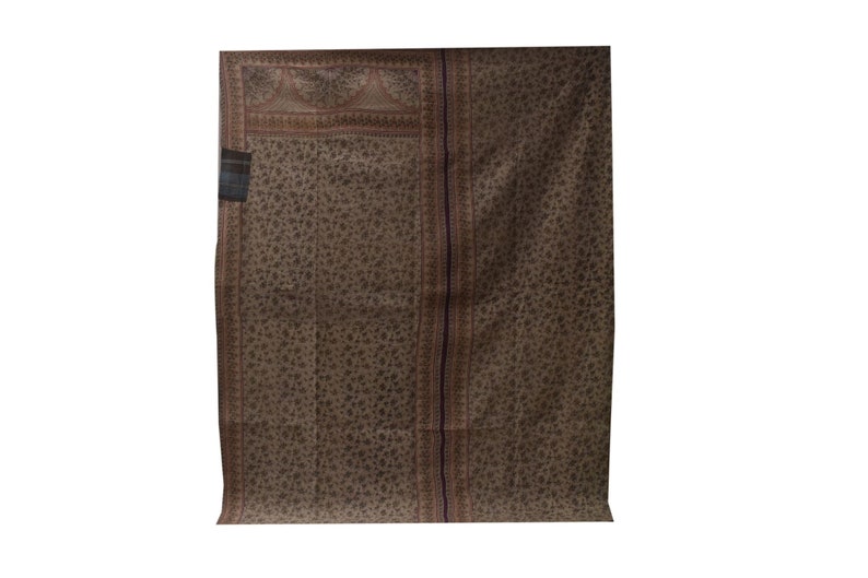 Pode incluir: Uma colcha kantha marrom e bege com um padr&atilde;o floral. A colcha tem uma borda azul escura e um pequeno design intrincado no canto superior esquerdo.