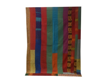 Könnte beinhalten: Eine bunte Patchwork-Decke mit vertikalen Streifen in Rot-, Orange-, Gelb-, Grün-, Blau- und Violetttönen. Die Decke besteht aus verschiedenen Stoffen mit unterschiedlichen Mustern und Texturen.