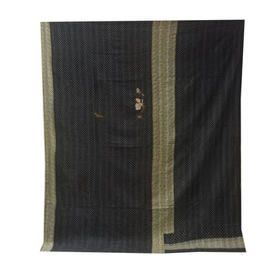 K&ouml;nnte beinhalten: Eine schwarze und wei&szlig;e Kantha-Steppdecke mit floralem Muster. Die Steppdecke hat ein dezentes Muster aus kleinen wei&szlig;en Punkten auf schwarzem Hintergrund. Das Blumenmuster ist in Beige- und Wei&szlig;t&ouml;nen gehalten.