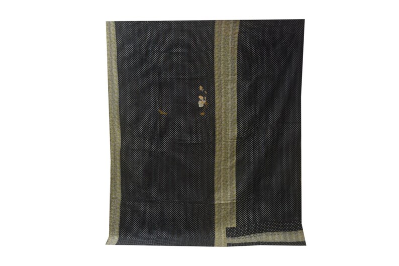 K&ouml;nnte beinhalten: Eine schwarze und wei&szlig;e Kantha-Steppdecke mit floralem Muster. Die Steppdecke hat ein dezentes Muster aus kleinen wei&szlig;en Punkten auf schwarzem Hintergrund. Das Blumenmuster ist in Beige- und Wei&szlig;t&ouml;nen gehalten.