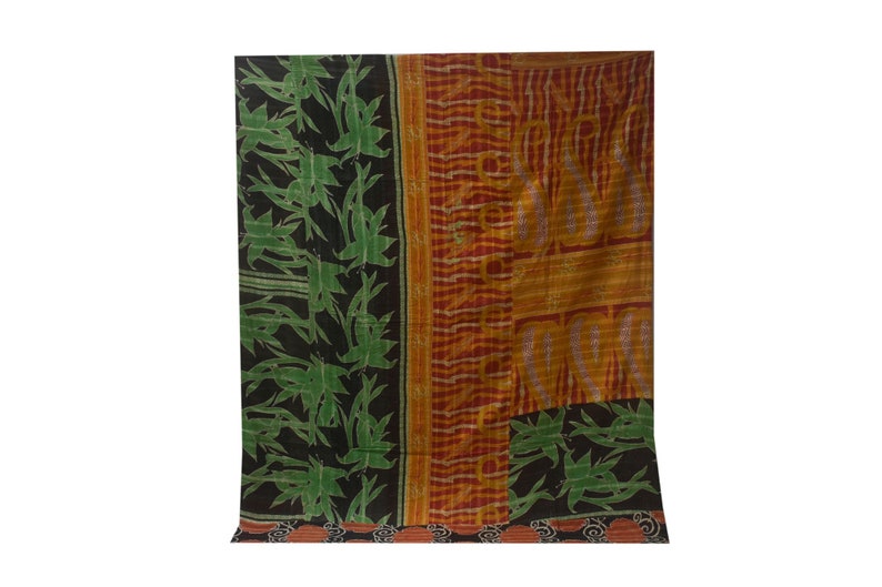 K&ouml;nnte beinhalten: Eine Patchwork-Decke mit schwarzem Hintergrund und gr&uuml;nem Blumenmuster, rotem und orangefarbenem Hintergrund mit gelbem und wei&szlig;em Muster und einem kleineren Abschnitt mit gr&uuml;nem Blumenmuster auf schwarzem Hintergrund.
