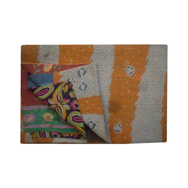 Puede incluir: Una colcha kantha multicolor con un dise&ntilde;o de patchwork. La colcha est&aacute; hecha de saris reciclados y presenta una variedad de colores y patrones, incluyendo naranja, verde, azul y morado. La colcha est&aacute; doblada por la mitad y los bordes son visibles.