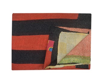Könnte beinhalten: Eine rot-schwarze gestreifte Kantha-Steppdecke mit einem bunten Blumenmuster auf der Rückseite. Die Decke ist in der Mitte gefaltet, so dass das Blumenmuster sichtbar wird.