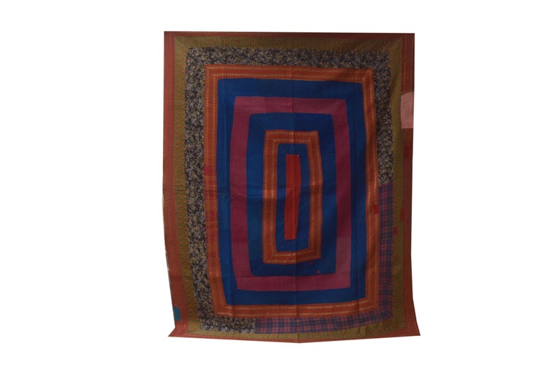 Pode incluir: Uma colcha colorida com um padr&atilde;o de quadrados conc&ecirc;ntricos. A colcha tem um centro azul escuro rodeado por quadrados vermelhos, rosa e laranja. A borda exterior &eacute; um padr&atilde;o floral verde escuro e marrom.