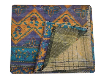 Könnte beinhalten: Eine Kantha-Steppdecke mit einem farbenfrohen floralen und geometrischen Muster. Die Decke ist aus recycelten Saris gefertigt und handgenäht. Die Decke ist in der Hälfte gefaltet und zeigt die Rückseite, die einfarbig beige ist.