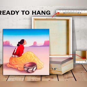 Puede incluir: Una pintura de una mujer con un vestido rojo y amarillo sentada en un paisaje des&eacute;rtico. La pintura est&aacute; sobre un lienzo con un marco de madera de 3,8 cm de grosor. El marco est&aacute; listo para colgar con un colgador de dientes de sierra en la parte posterior.