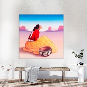 Puede incluir: Una pintura de una mujer con un vestido rojo y amarillo sentada en una superficie arenosa con un cuenco marr&oacute;n frente a ella. El fondo es un cielo azul con algunas nubes y un paisaje distante.
