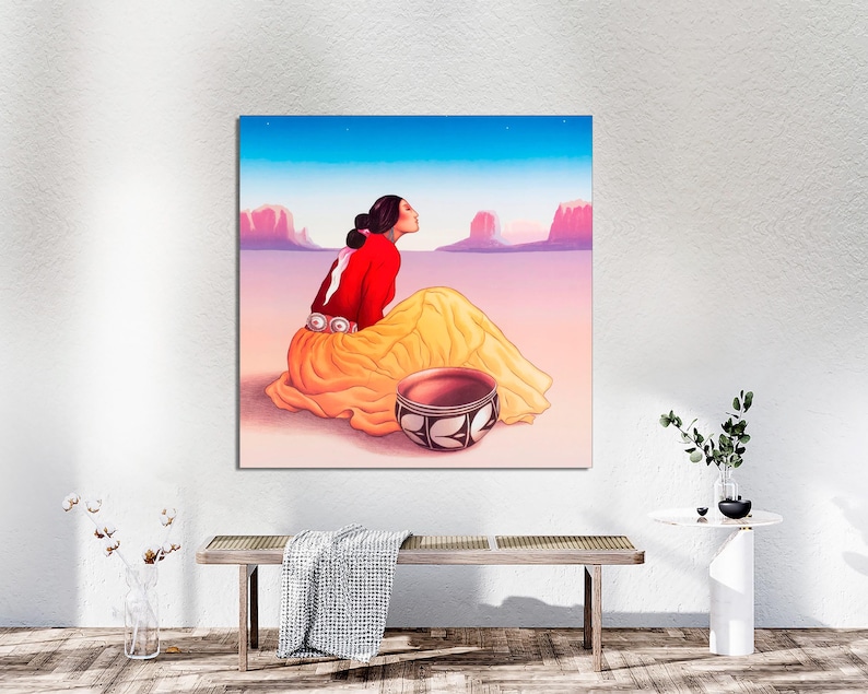 Puede incluir: Una pintura de una mujer con un vestido rojo y amarillo sentada en una superficie arenosa con un cuenco marr&oacute;n frente a ella. El fondo es un cielo azul con algunas nubes y un paisaje distante.