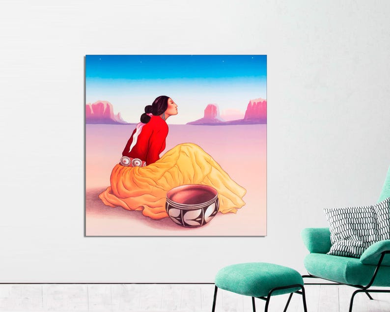 Puede incluir: Una mujer con un vestido rojo y una falda amarilla se sienta en un paisaje des&eacute;rtico, mirando hacia el cielo. Un cuenco de cer&aacute;mica tradicional se encuentra frente a ella.
