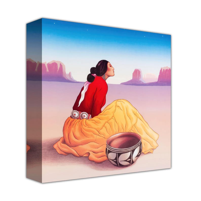 Puede incluir: Una mujer con un vestido rojo y amarillo se sienta en un paisaje des&eacute;rtico, mirando hacia el horizonte. Lleva joyas y tiene un cuenco delante de ella.