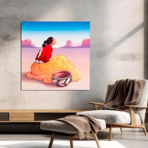 Puede incluir: Una pintura de una mujer con un vestido rojo y amarillo sentada en un paisaje des&eacute;rtico. Ella sostiene un cuenco de cer&aacute;mica tradicional. La pintura tiene un cielo azul con nubes como fondo.