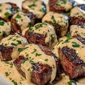 Ricetta per bocconcini di bistecca al burro all'aglio / Bocconcini di bistecca facili con salsa cremosa / Ricetta per cena veloce / Download PDF istantaneo