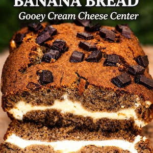 Può includere: Una pagnotta di cheesecake e banana bread a fette, con un ripieno cremoso. Il pane è di colore marrone dorato, con pezzi di cioccolato fondente. Il testo "CHEESECAKE BANANA BREAD" e "Gooey Cream Cheese Center" è visibile.
