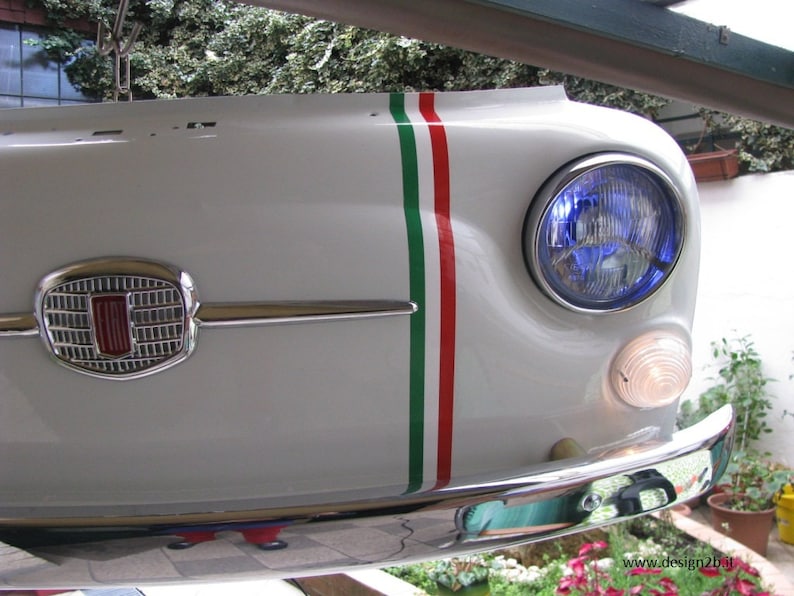 Vintage-Fiat 500 vorne mit mit LED-Lichtern und personalisiertem Schild, Schild Bild 2