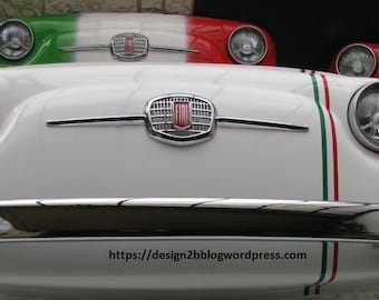 Vintage-Fiat 500 vorne mit mit LED-Lichtern und personalisiertem Schild, Schild