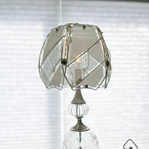 Lampe en laiton et verre - vieille patine, abat-jour en verre dépoli des années 80, éclairage romantique post-moderne cottage core recâblé, WORKING