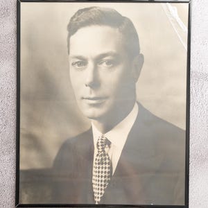 Visite royale 1939 - GRAND portrait du roi George VI 20 x 61 cm - Imprimé par l'Office national du film du Canada à partir de négatifs originaux