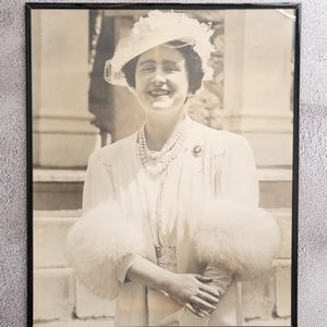 Visita Real 1939 - Rainha Elizabeth - Rainha Mãe, Retrato 20x24" - Impresso pelo National Film Board of Canada a partir de negativos originais