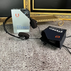 Radio JIL AM/FM "walkman" con auriculares originales y funda protectora, clip para cinturón - Tecnología Vintage, Decoración Retro, Audiófilos